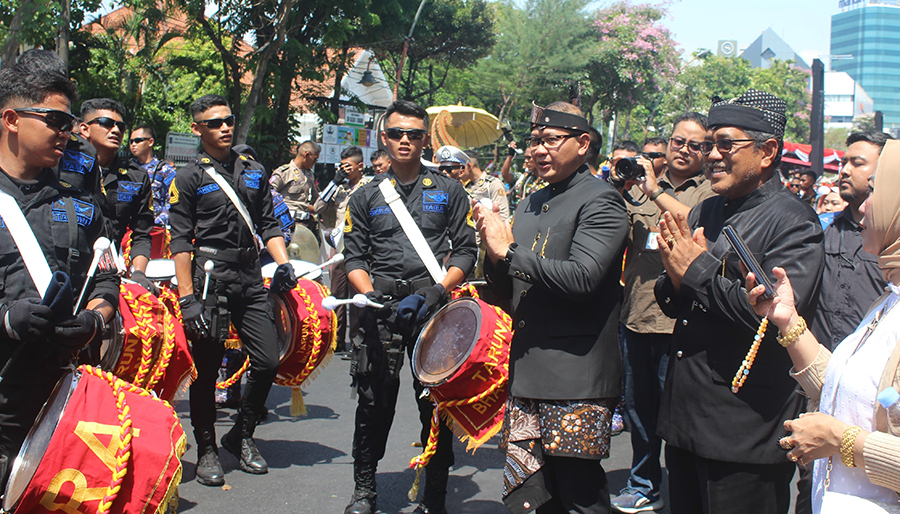 Kadindikprovjatim Aris Agung Paewai (tengah) bersama Kepala Smadatara Mujib menyemangati personel Adhiprama Citra Bhayangkara di Gedung Grahadi Surabaya, Sabtu (12/10).