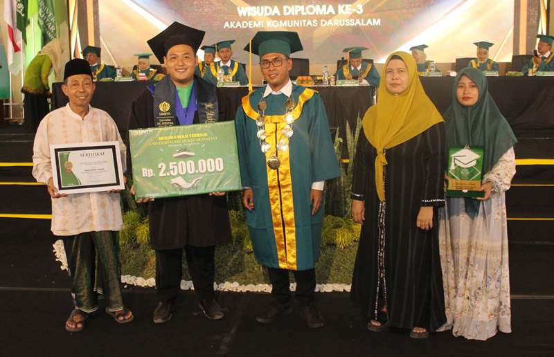 TERBAIK: Dr KH Ahmad Munib Syafa