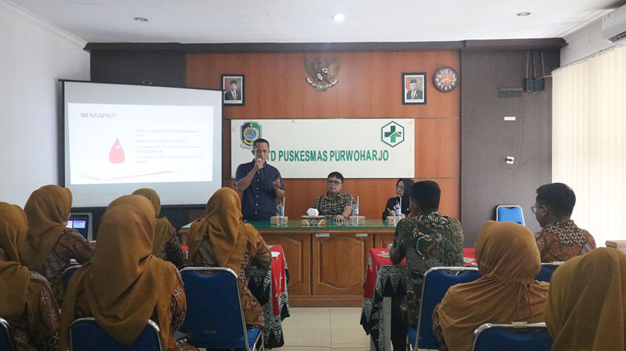 SHARING: Diskusi tim ahli RSAH dengan petugas Puskesmas Purwoharjo Banyuwangi Sabtu lalu.