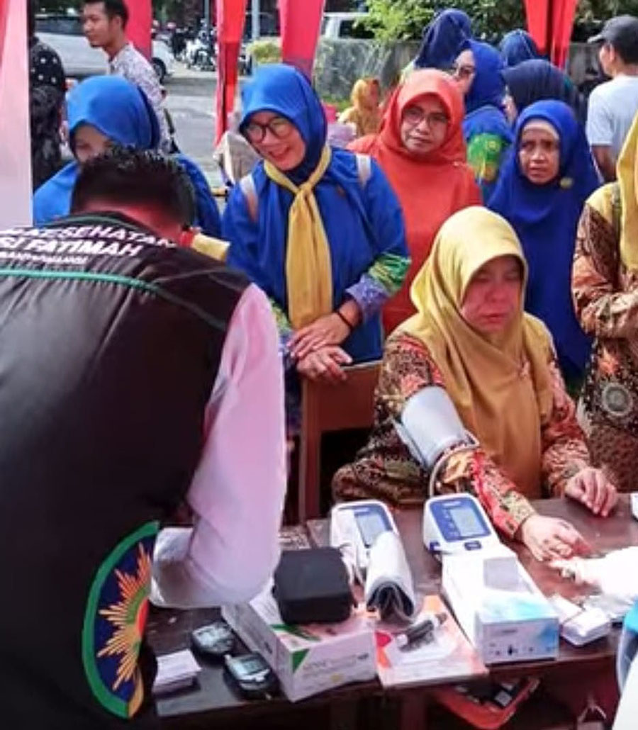 Petugas medis RSI Fatimah memberikan pelayanan cek kesehatan pada Gebyar Milad PW IGABA Jawa Timur ke-27 di SMK Muhammadiyah 2 Genteng, Sabtu lalu (12/10).