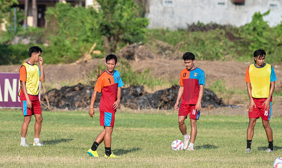 LATIHAN PERDANA: Maldini Pali (dua dari kiri) saat latihan di lapangan AIL, Desa Badean, Kecamatan Kabat, Senin (15/9).