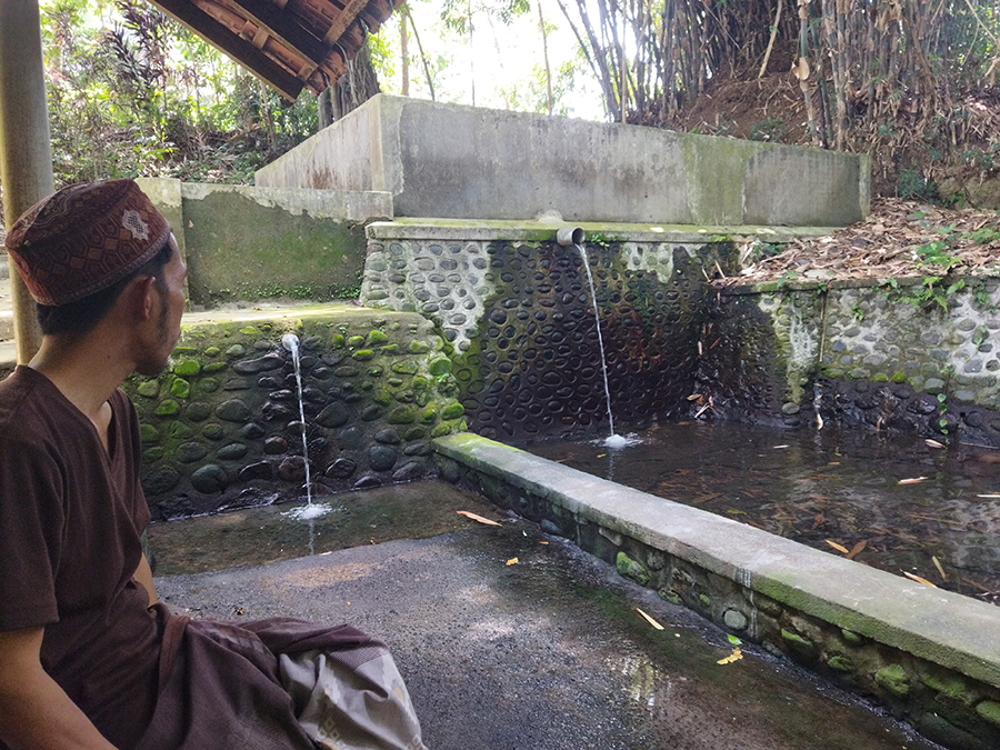 SEJUK: Agus Muchtar Afandi usai mandi untuk penyucian diri di Sumber Kucur, Dusun Jalen, Desa Setail, Kecamatan Genteng pada Sabtu (12/10) pagi.