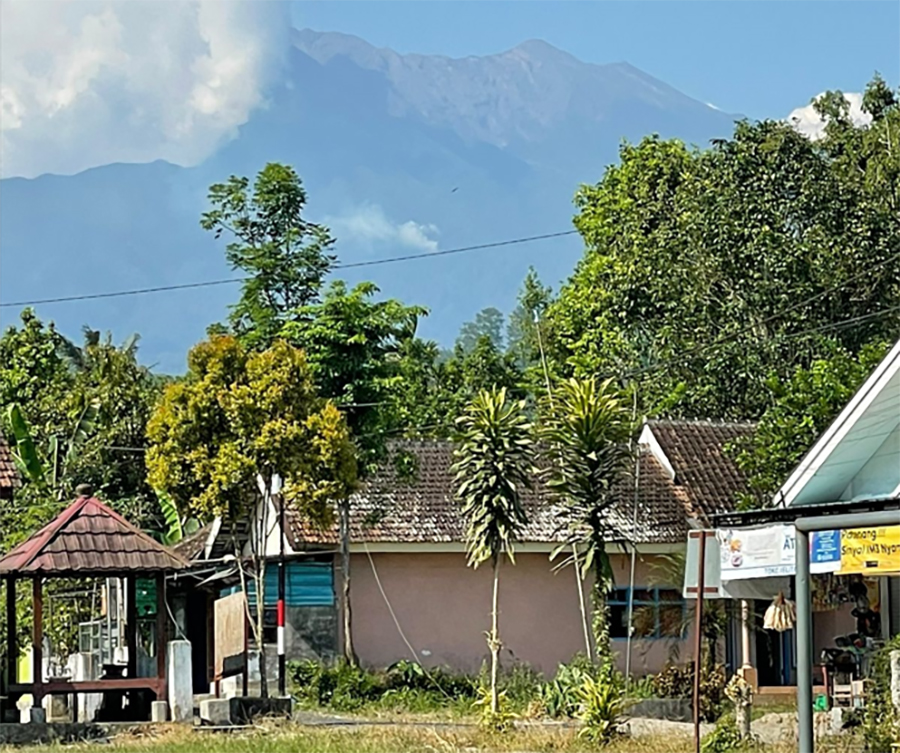 SEPI: Pos pemberangkatan Gunung Raung sepi aktivitas akibat jalur pendakian ditutup sementara, Senin (14/10).