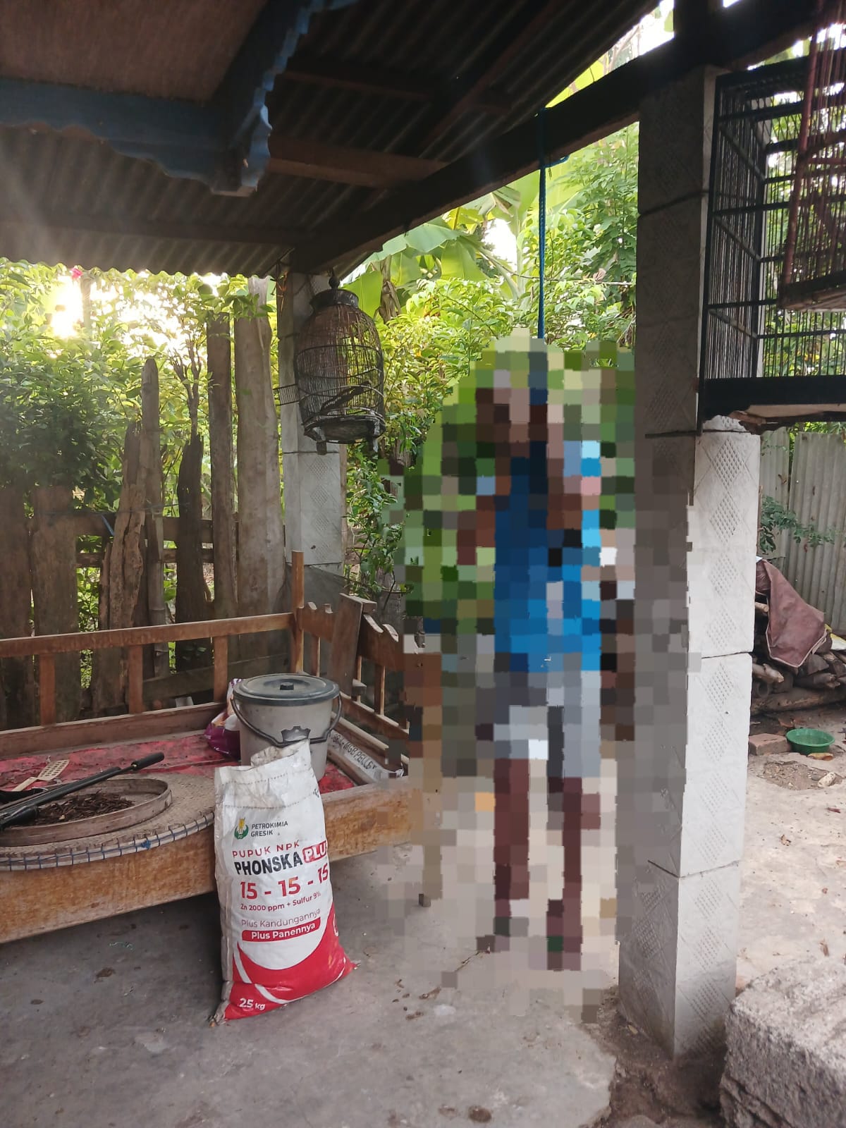 PEMERIKSAAN: Anggota Polsek Siliragung olah TKP di lokasi Dusun Seloagung, Desa/Kecamatan Siliragung Selasa (15/10).