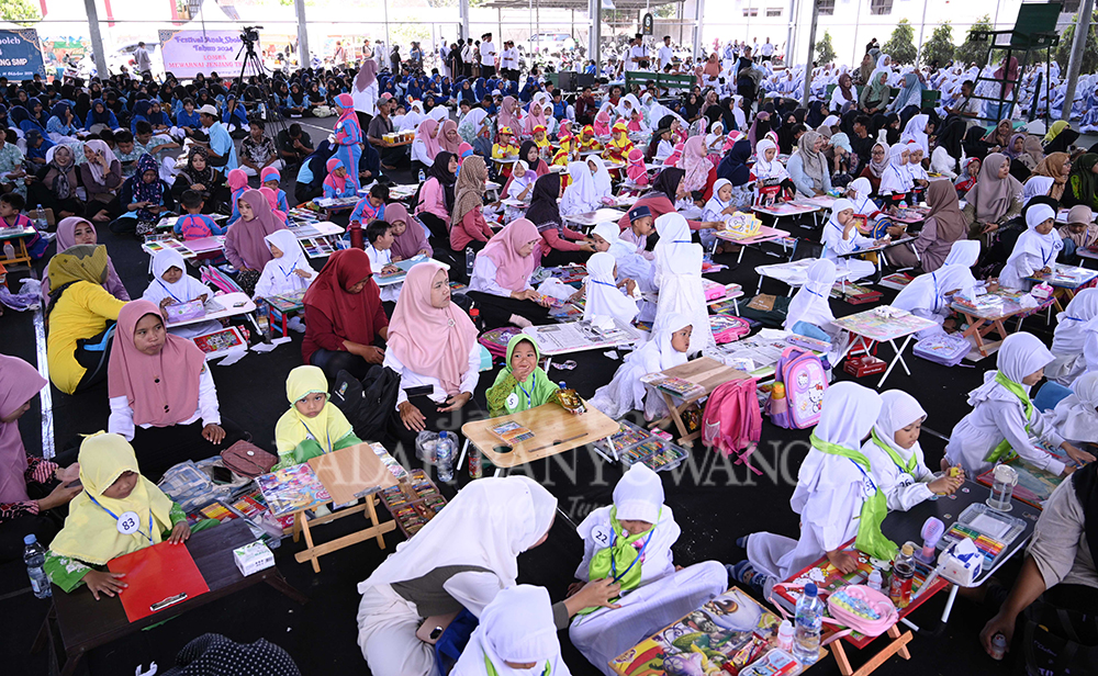 MEMBELUDAK: Ratusan siswa mengikuti aneka lomba pada rangkaian FAS 2024 di kompleks GOR Tawangalun Banyuwangi, Rabu (16/10).