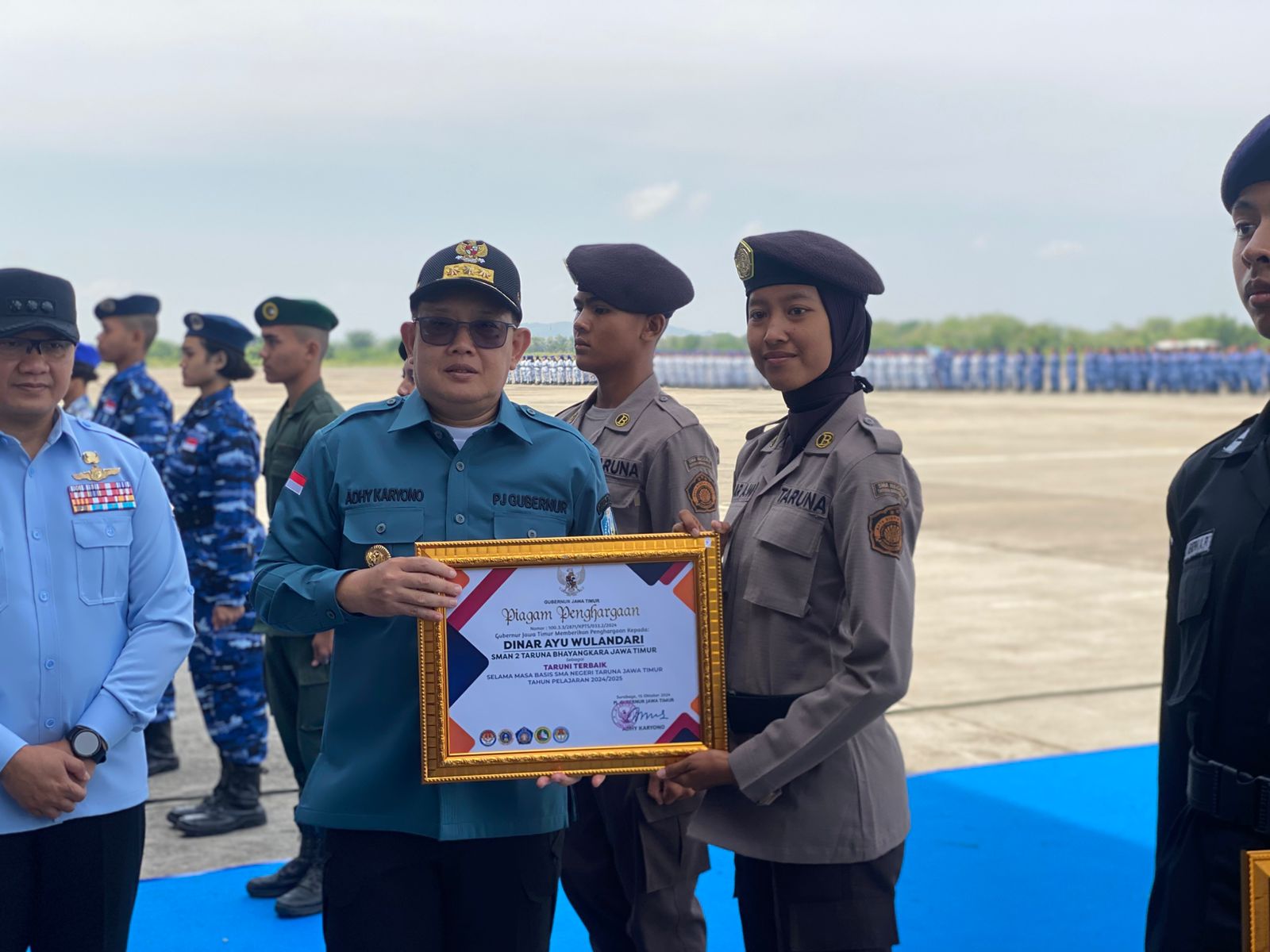 SERTIFIKAT : Taruni Dinar Ayu Wulandari dinobatkan sebagai taruni terbaik pada pembaretan di Lanud Iswahyudi (15/10)