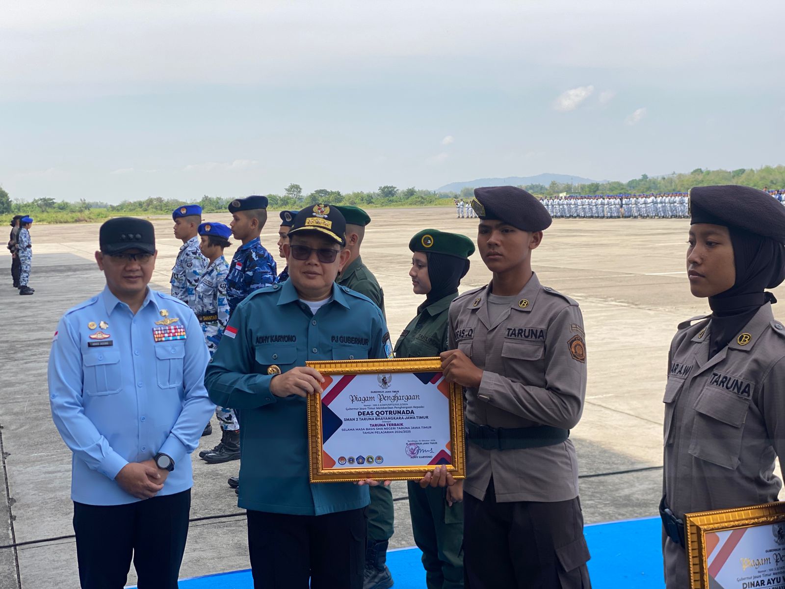 TERBAIK : Pj Gubernur Jawa Timur Adhy Karyono didampingi Kadispendikprov Jatim Aris Aguns Paiwei memberikan sertifikat Taruna Terbaik atas nama Deas Qutronada