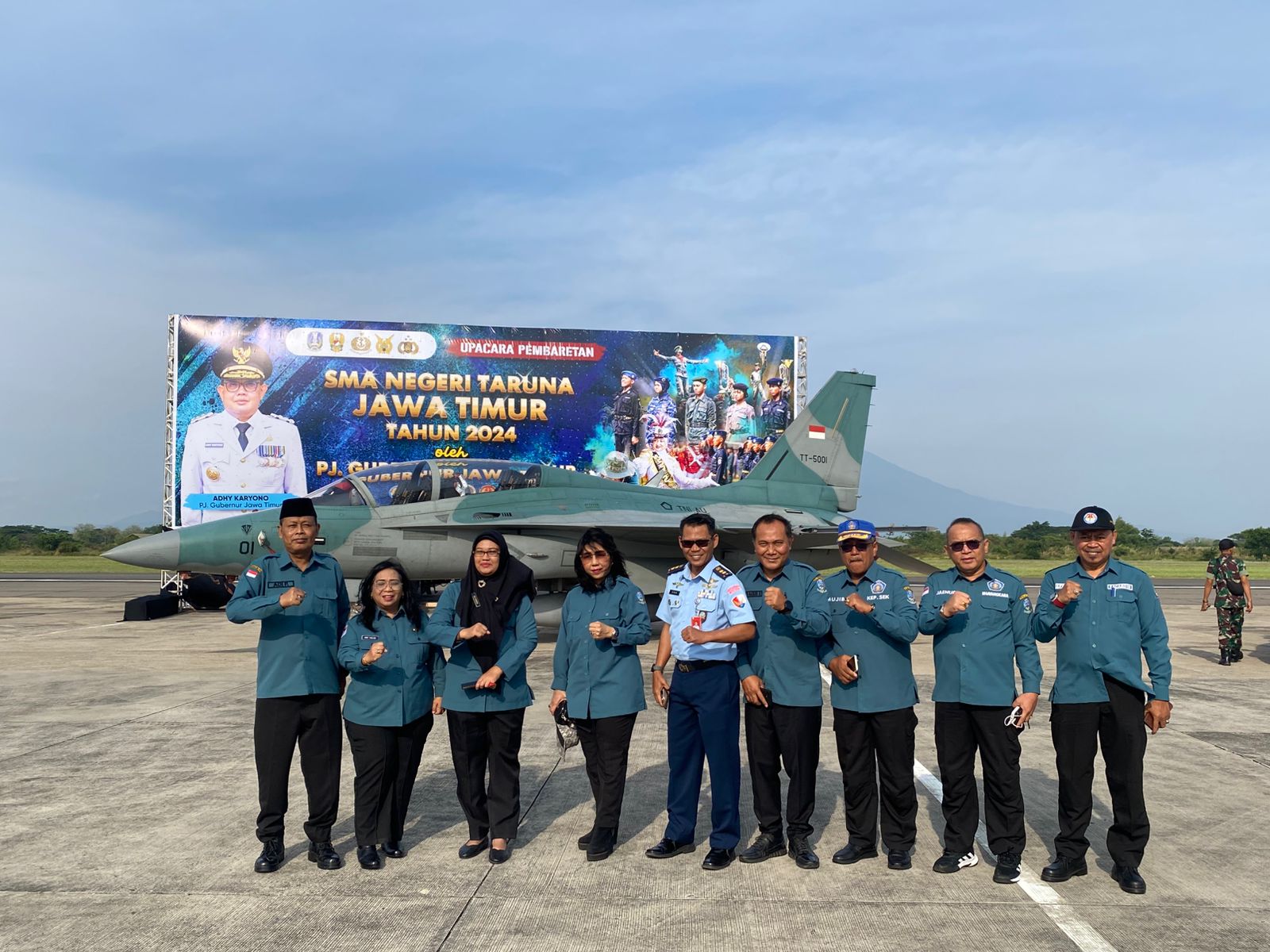 BANGKIT : Kepala Smadatara bersama jajaran guru dan pengasuh Taruna saat pembaretan di Lanud Iswahyudi (15/10)