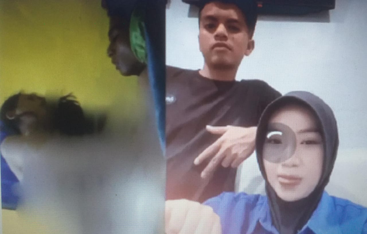 PENASARAN: Link video asli skandal tiktokers Zahra hadir dengan judul Zahra SAMBAK VIRAL yang bikin penasaran para netizen. Benarkah ini Zahra yang viral itu?