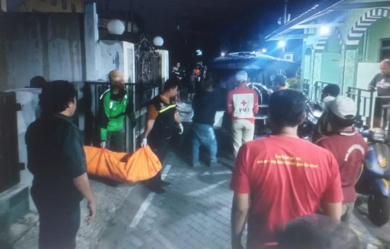 NAHAS: Korban saat dievakuasi dari kamar kos menuju rumah sakit