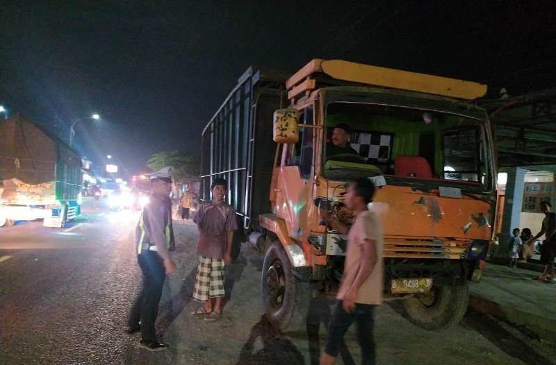 LOKASI KEJADIAN: Anggota Unit Lantas Polsek Kalibaru memeriksa truk fuso yang menabrak mobil tangki dan olah TKP di jalan raya Desa Kalibaru Wetan, Kecamatan Kalibaru pada Rabu (16/10) malam.