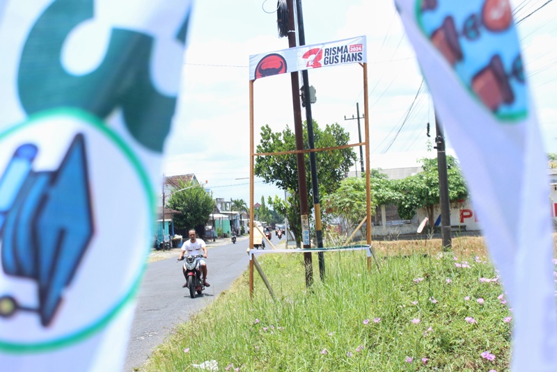RUSAK: Baliho milik paslon Cagub-Cawagub Risma - Gus Hans di pinggir jalan raya Dusun Krajan, Desa/Kecamatan Sempu diduga sengaja dirusak Kamis (17/10).