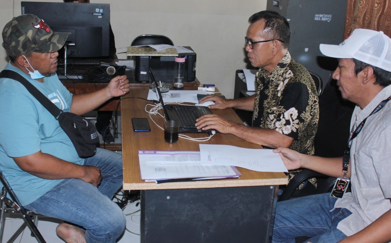 LAPOR: Koordinator Kecamatan Tim Pemenangan Risma - Gus Hans Endik Setiawan (kiri) saat melaporkan perusakan baliho ke Panwascam Sempu Kamis (17/10).