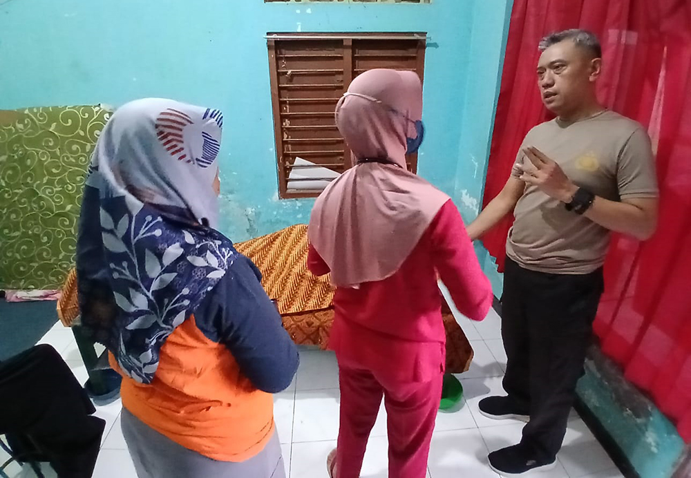 Personel Polsek Rogojampi di rumah korban di Dusun Lugonto, Desa Rogojampi, Jumat (18/10).