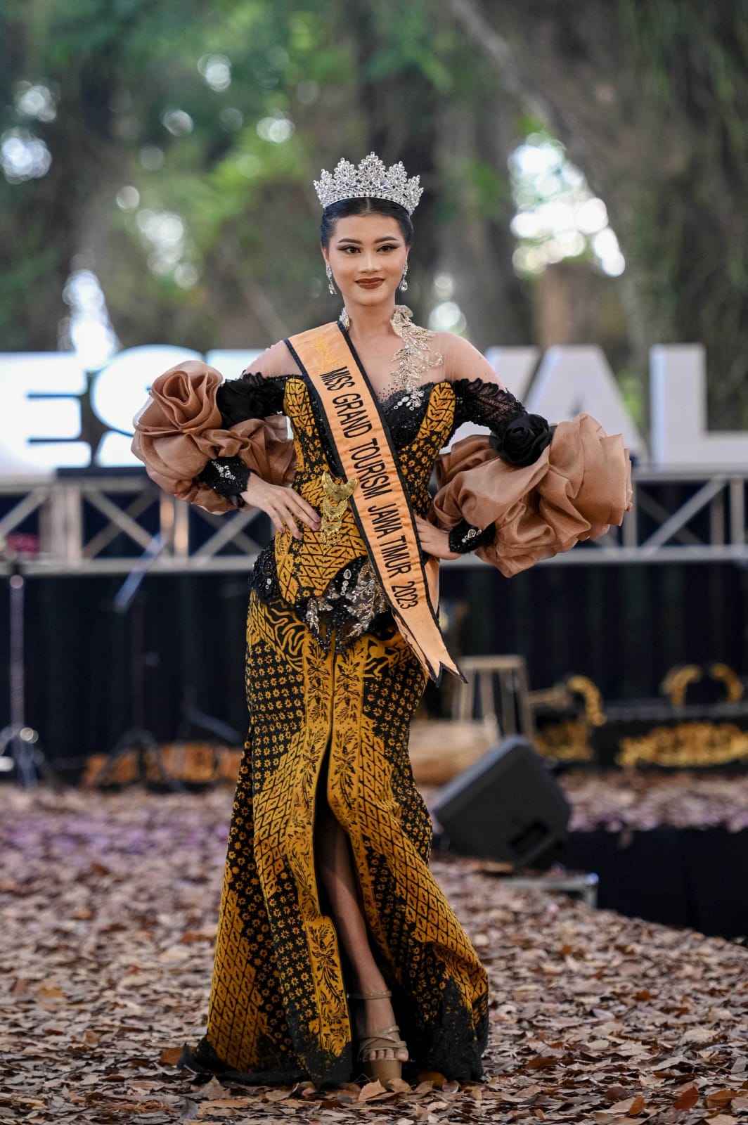 CANTIK: Miss Grand Tourism Jawa Timur 2023 Jesica Meidyas Putri saat berjalan di catwalk mengenakan batik motif jenon dalam Banyuwangi Batik Festival 2024 di De Djawatan,Desa Benculuk,Cluring.