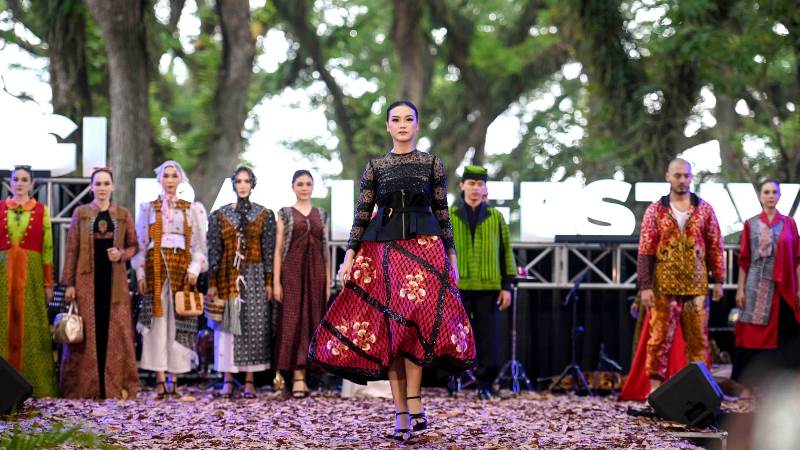 B-FEST: Salah satu model bersama para desainer berpose di hadapan para tamu undangan dalam Banyuwangi Batik Festival 2024 di De Djawatan, Desa Benculuk, Kecamatan Cluring pada Sabtu (19/10).