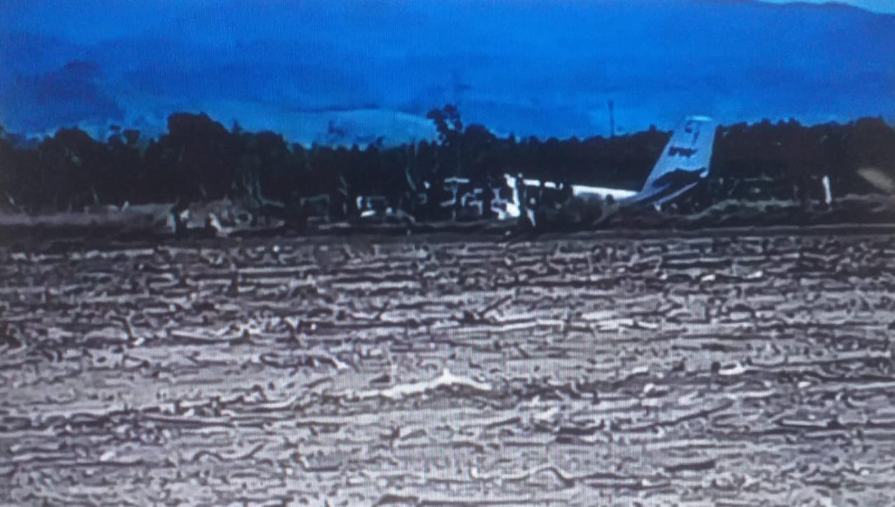 TELAN KORBAN: Kecelakaan SAM AIR merenggut 4 korban jiwa