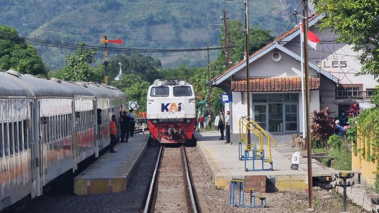 Stasiun Leles, salah satu stasiun yang terletak di kawasan pegunungan.