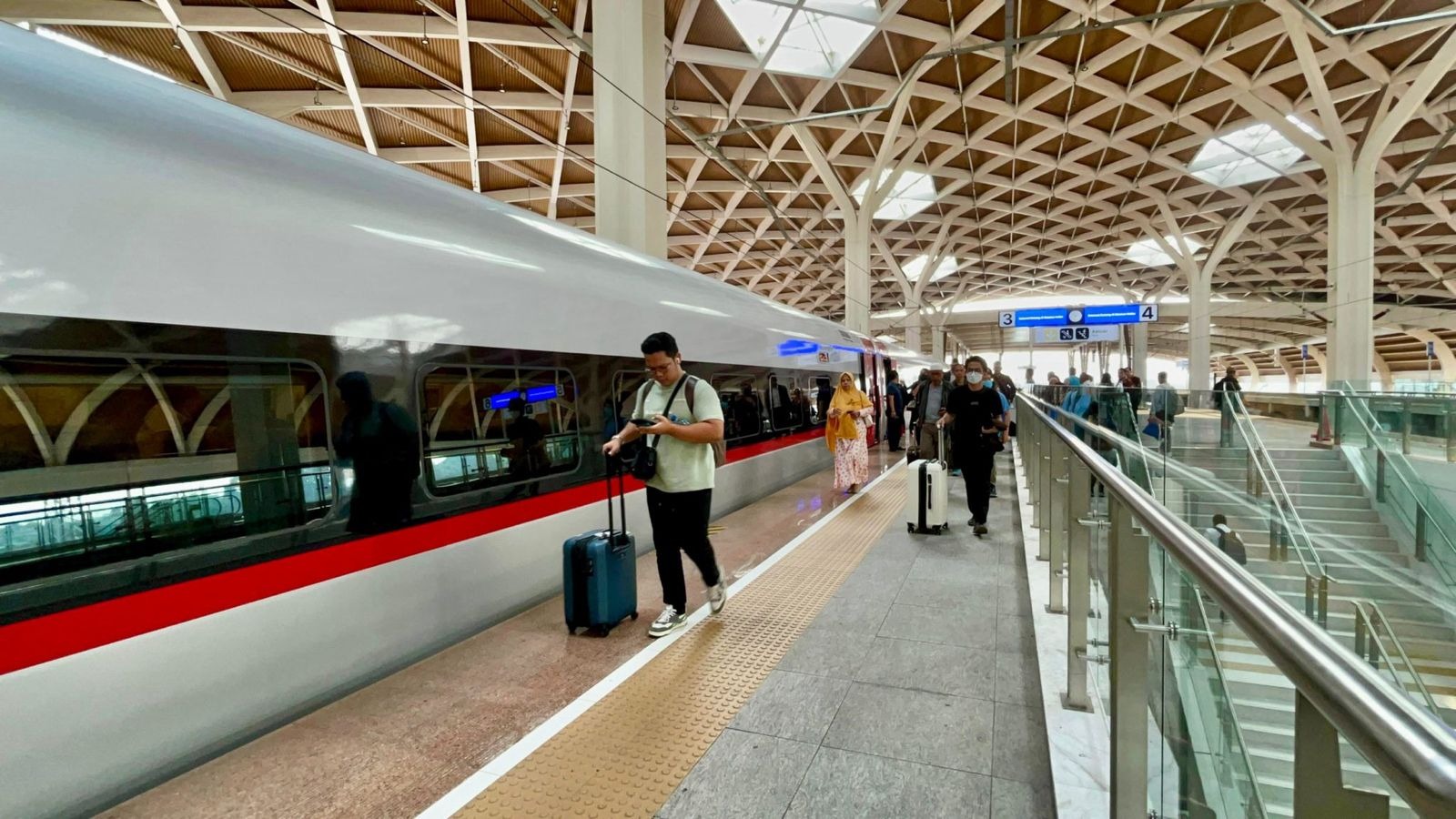 Setahun beroperasi, kereta cepat Whoosh telah mengangkut 5,8 juta penumpang.