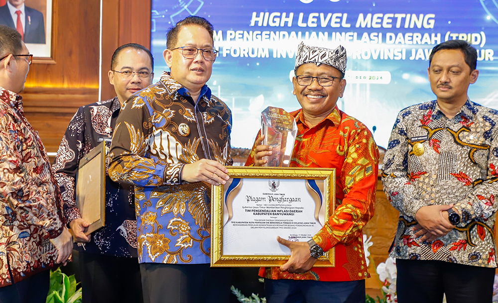 PRESTASI: Plt Bupati Sugirah menerima piala dan sertifikat TPID terbaik dari Pj Gubernur Adhy Karyono, Kamis (17/10).