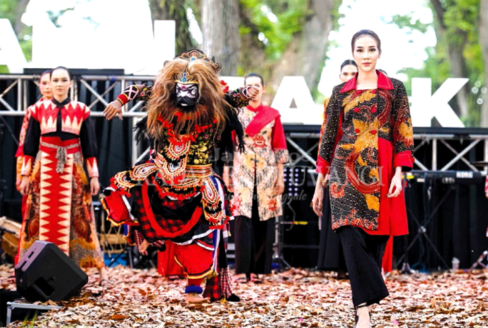 KHAS BANYUWANGI: Model mengenakan busana batik motif Gajah Oleng pada perhelatan BBF 2024 di De Djawatan, Desa Benculuk, Kecamatan Cluring, Sabtu (19/10).