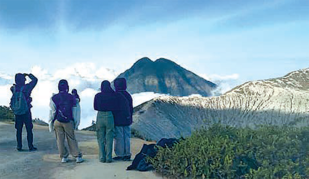 Pengunjung hanya bisa melihat pemandangan kawah saat berada di puncak Ijen, Minggu (20/9). Mereka tak bisa menikmati keelokan blue fire.