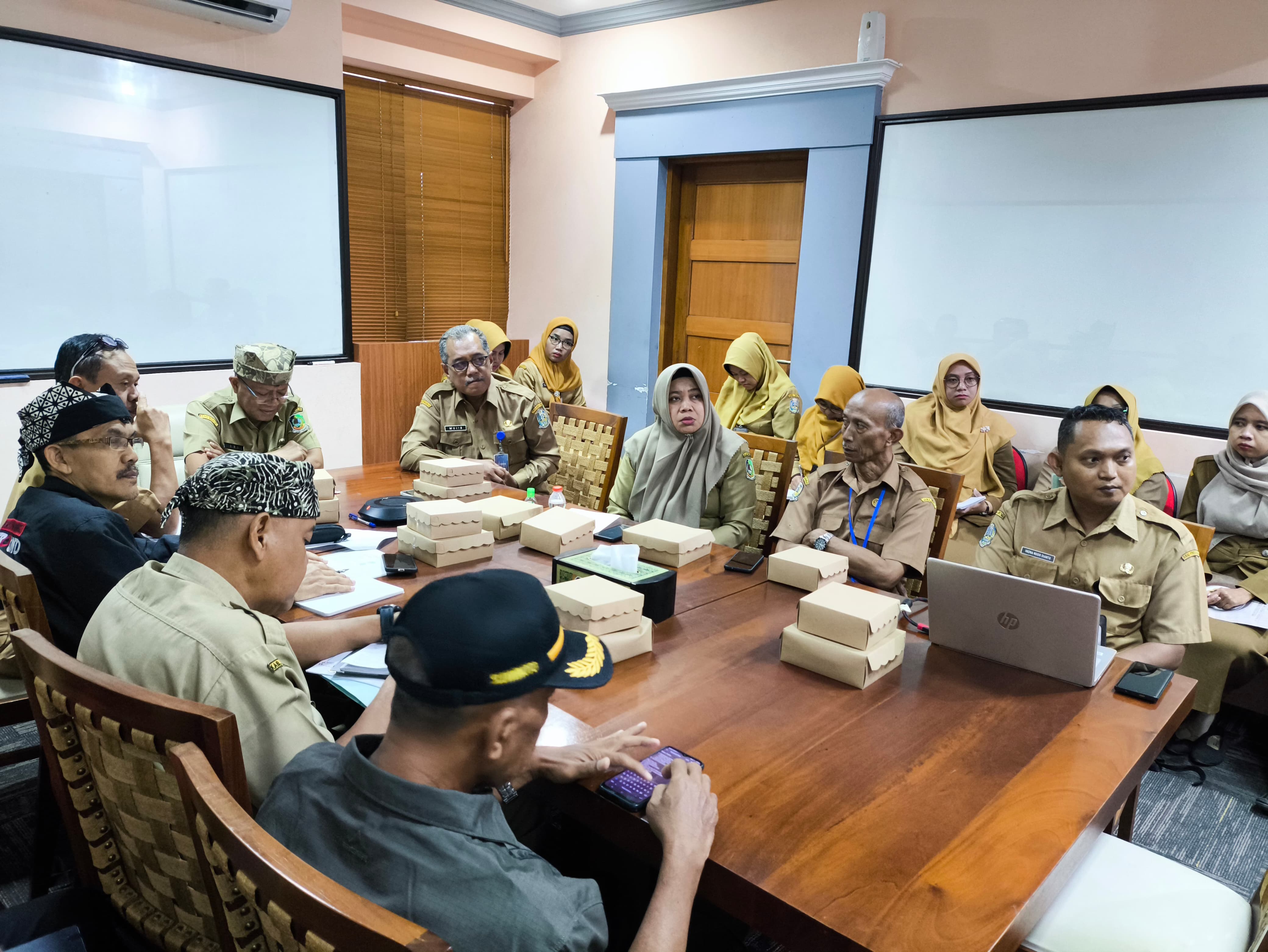 SINERGITAS : Jajaran manajemen Smadatara bersama Komite saat melakukan audensi kewirausahaan di ruang rapat Sekda Banyuwangi kemarin (21/10)