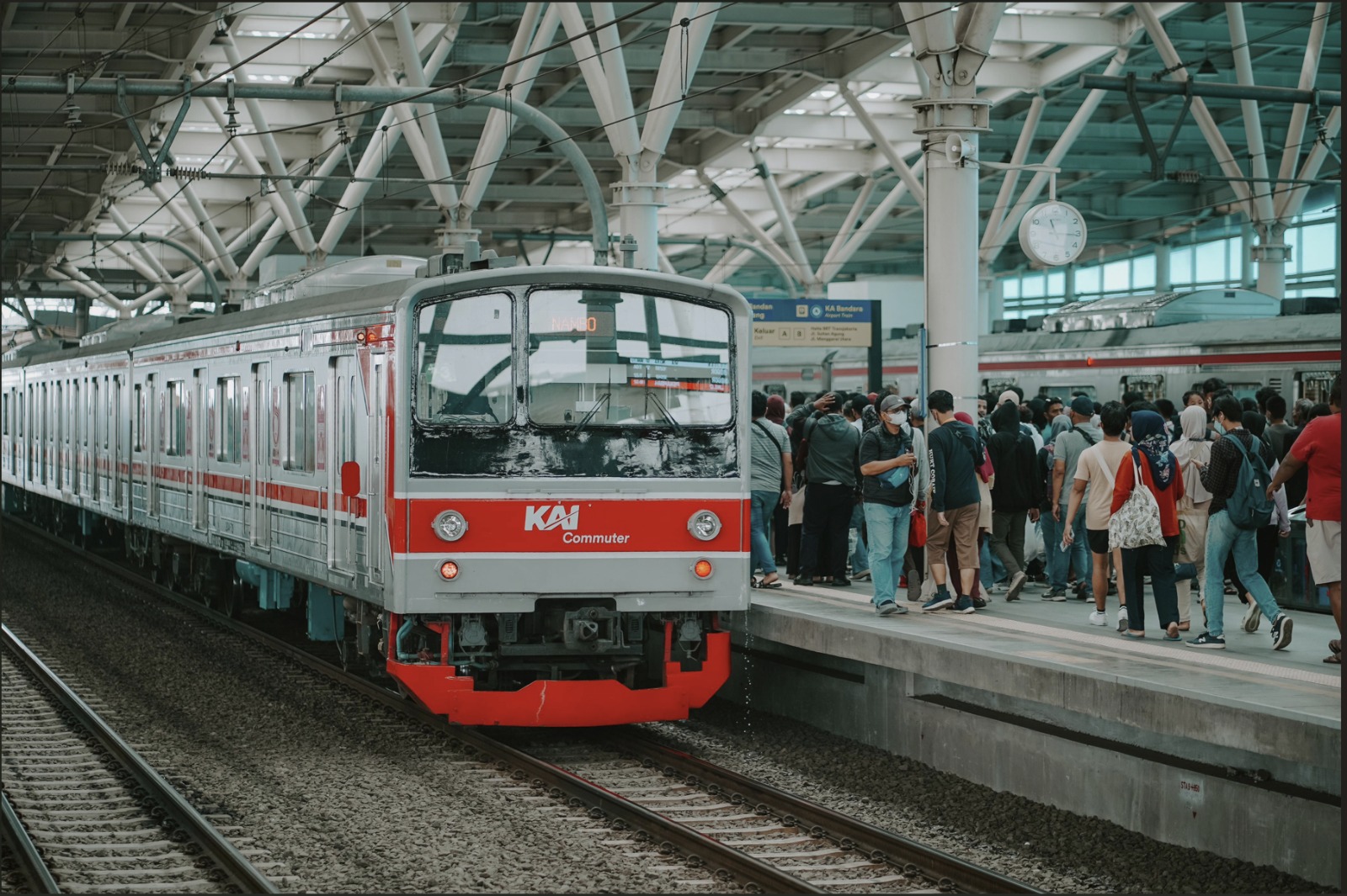 KRL Commuter Line, salah satu transportasi perkotaan di Jakarta.