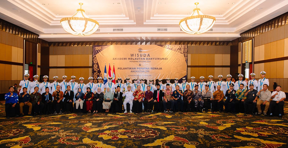 BANYAK DUKUNGAN: Wisudawan bersama Direktur Akaba, pengurus Perkumpulan Gema Kemaritiman Banyuwangi, dan para stake holder di ballroom El Hotel pada Kamis (17/10).