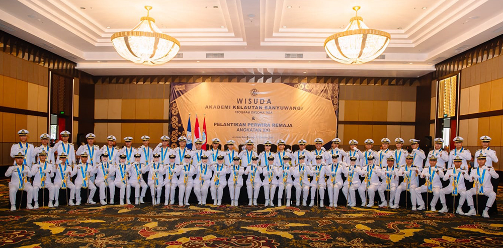 FOTO BERSAMA: Sebanyak 52 wisudawan Akaba diwisuda di ballroom El Hotel Banyuwangi pada Kamis (17/10).