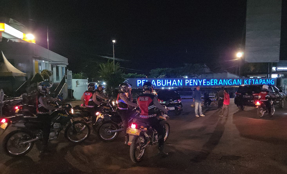 PATROLI: Anggota Polresta Banyuwangi menggelar patroli di sejumlah objek vital, termasuk di Pelabuhan ASDP Ketapang.