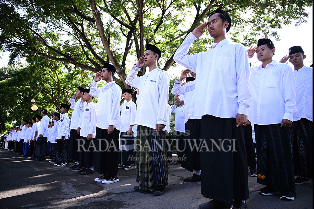 INI TAHUN LALU: Sejumlah santri dan pelajar mengikuti peringatan Hari Santri Nasional (HSN) di halaman kantor Pemkab Banyuwangi, tahun lalu.