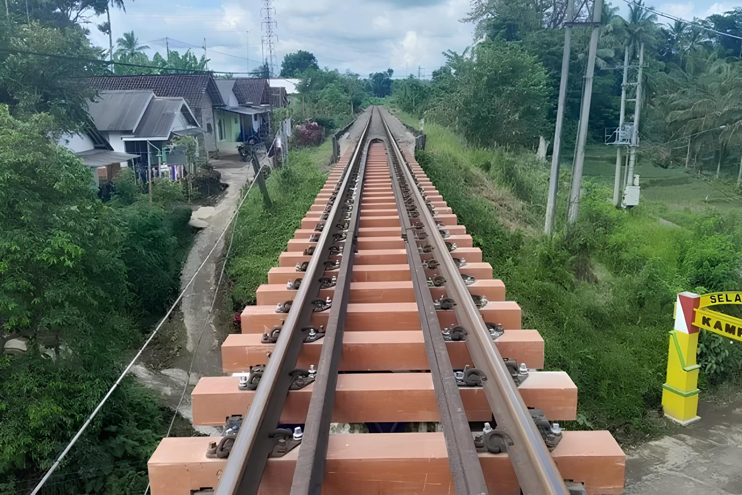 Bantalan rel sitetis yang digunakan KAI di beberapa jembatan.