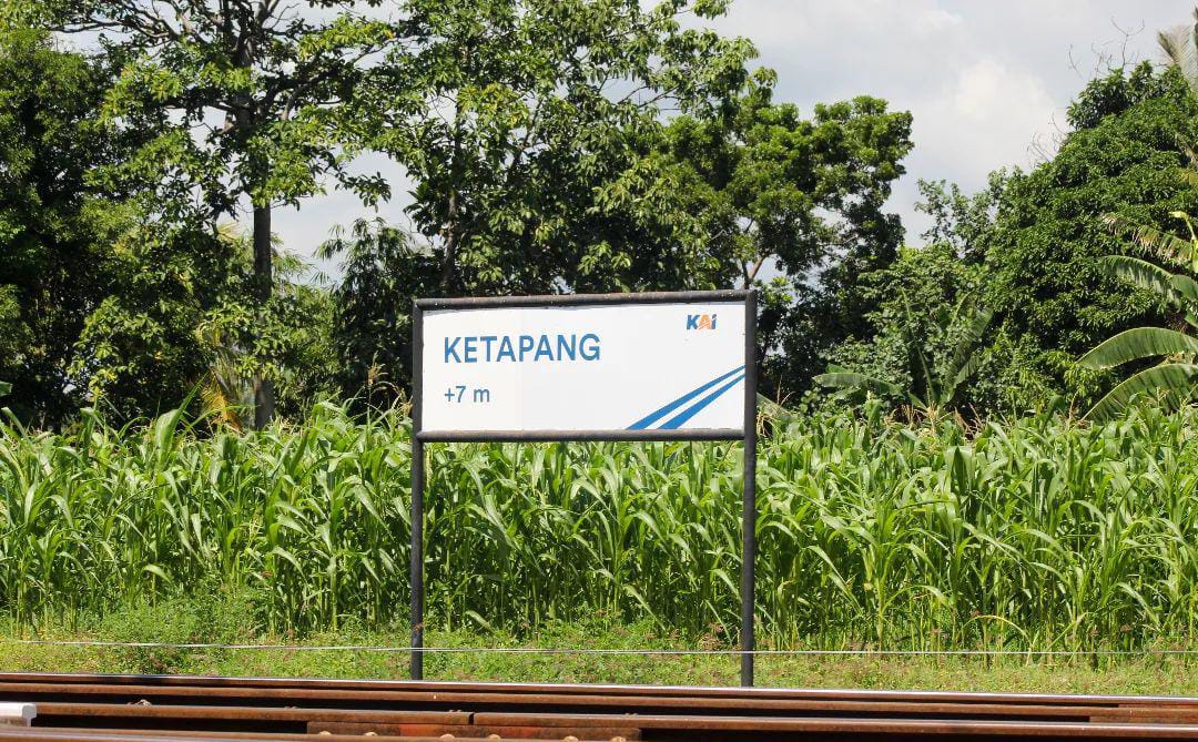 Papan nama Stasiun Ketapang Banyuwangi yang berada di ketinggian 7 meter di atas permukaan laut.