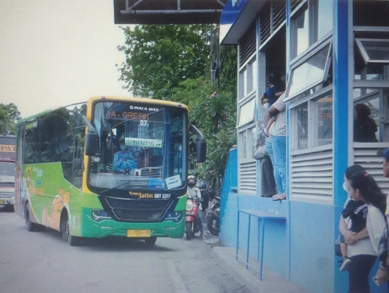 DIJAHILI: Bus Transjatim dilempar oli oleh orang tak dikenal