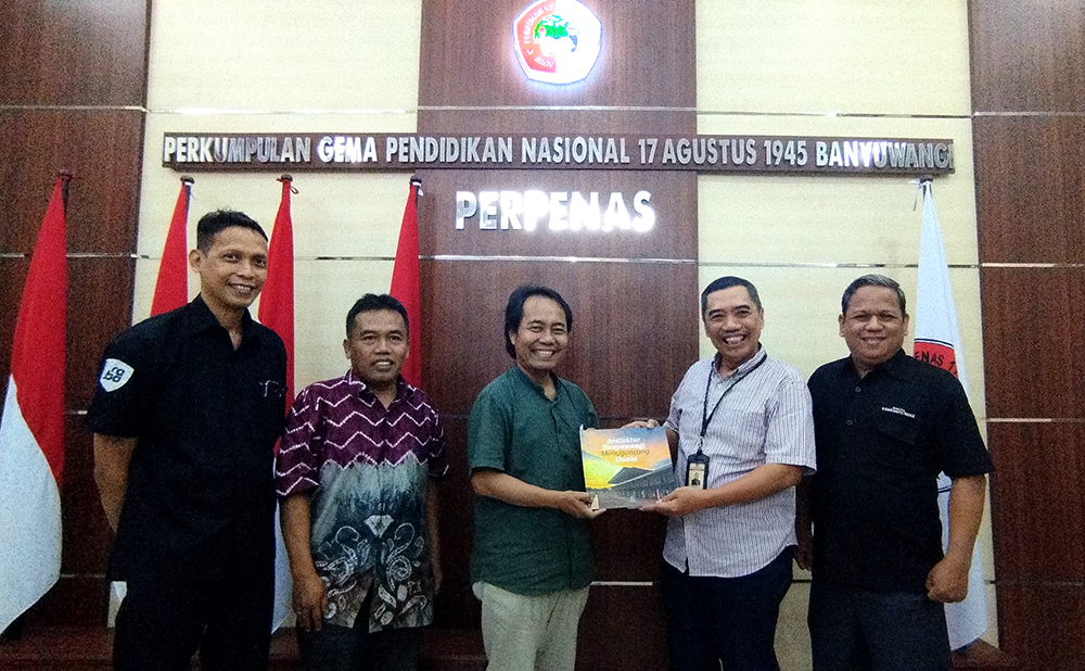 Direktur Jawa Pos Radar Banyuwangi Samsudin Adlawi menyerahkan buku kepada Sugihartoyo di kantor Perpenas, Selasa (22/10).