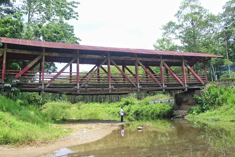 AKSES UTAMA: Jembatan Kudung di PT Perkebunan Nusantara I, Regional 5, Kebun Kalirejo Kendenglembu wilayah Afdeling Besaran, Dusun Kendenglembu, Desa Karangharjo, Kecamatan Glenmore difoto dari Sungai