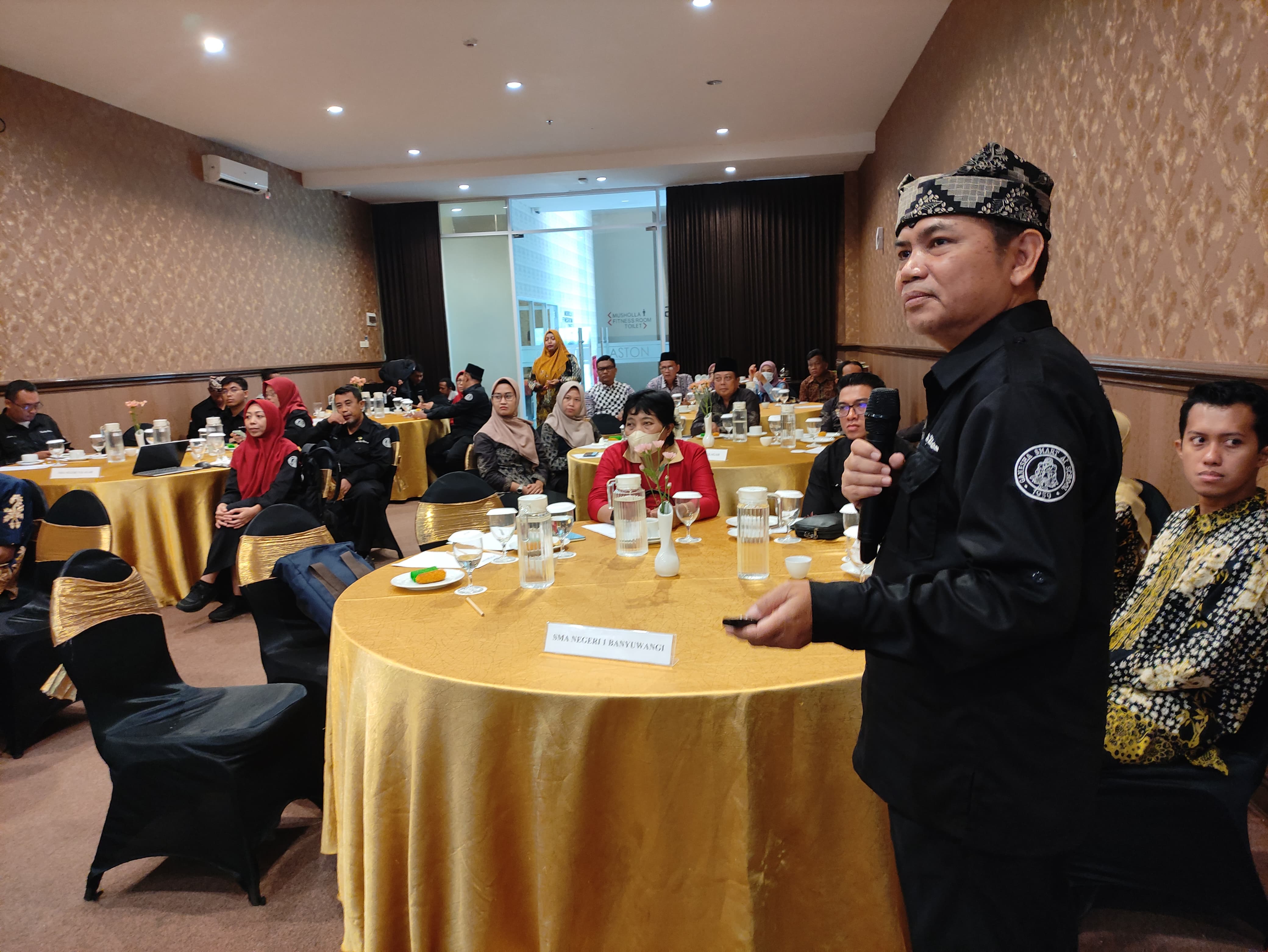 PAPARAN : Abdullah Kepala SMAN 1 Glagah memberikan informasi seputar SIMT kepada peserta di Hotel Aston Banyuwangi pada (19/10) kemarin.