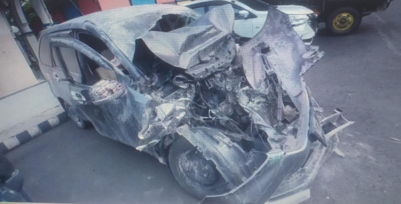 RINGSEK: Kondisi Toyota Avanza yang mengalami kecelakaan di Rampibuji Jember