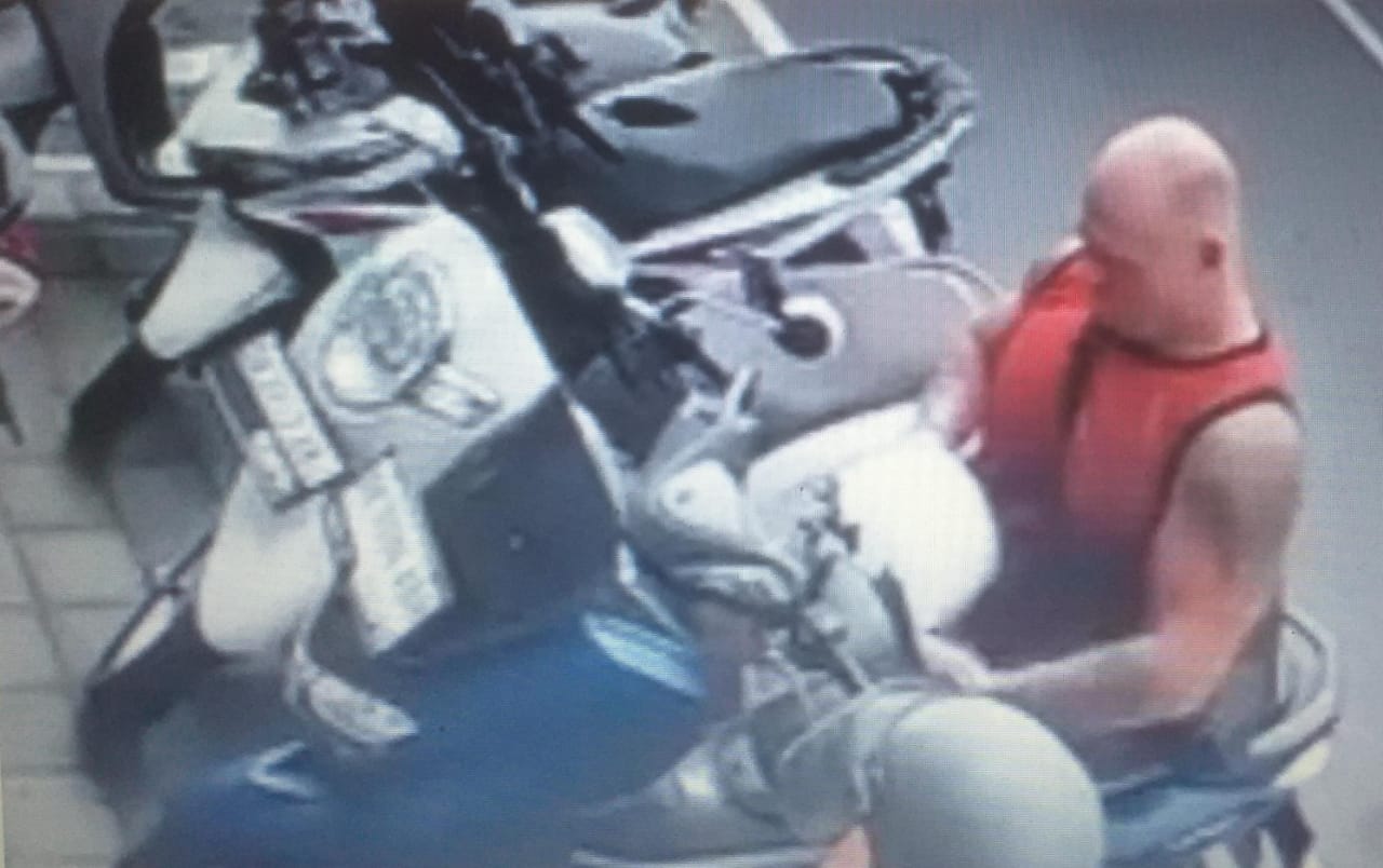 BIKIN MALU: Bule saat terekam CCTvV saat melakukan aksinya mencuri helm