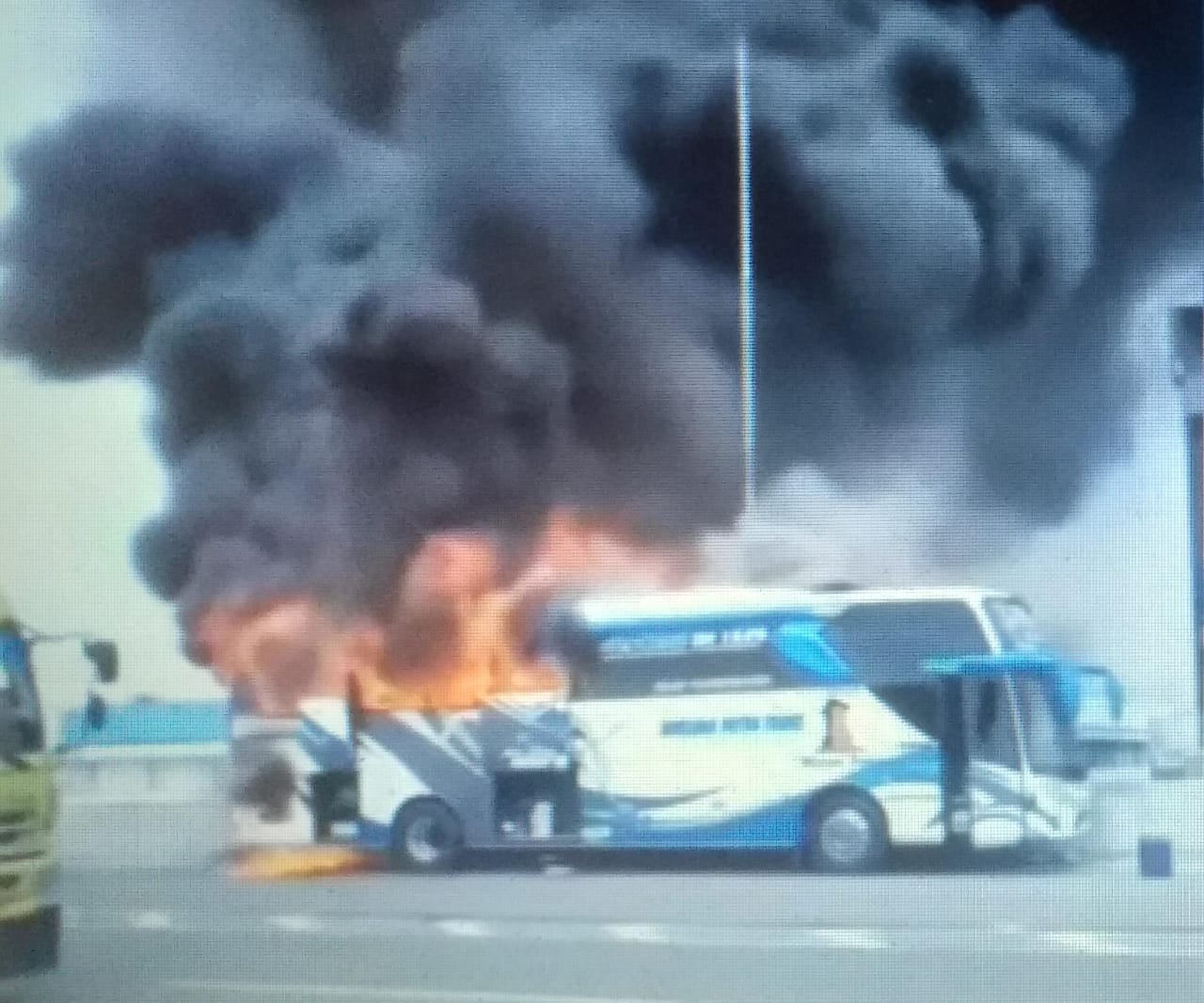 KORSLETING: Bus Pariwisata yang mengangkut anak TK terbakar