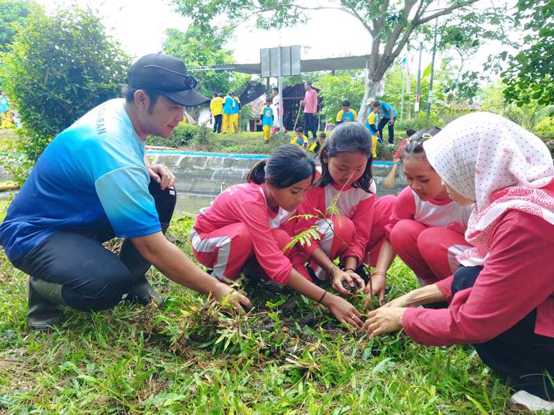 PENGHIJAUAN: Siswa dan guru SDN 3 Purwoasri melakukan penanaman pohon didampingi petugas Korsda Tegaldlimo dalam Sekardadu Rabu (23/10).