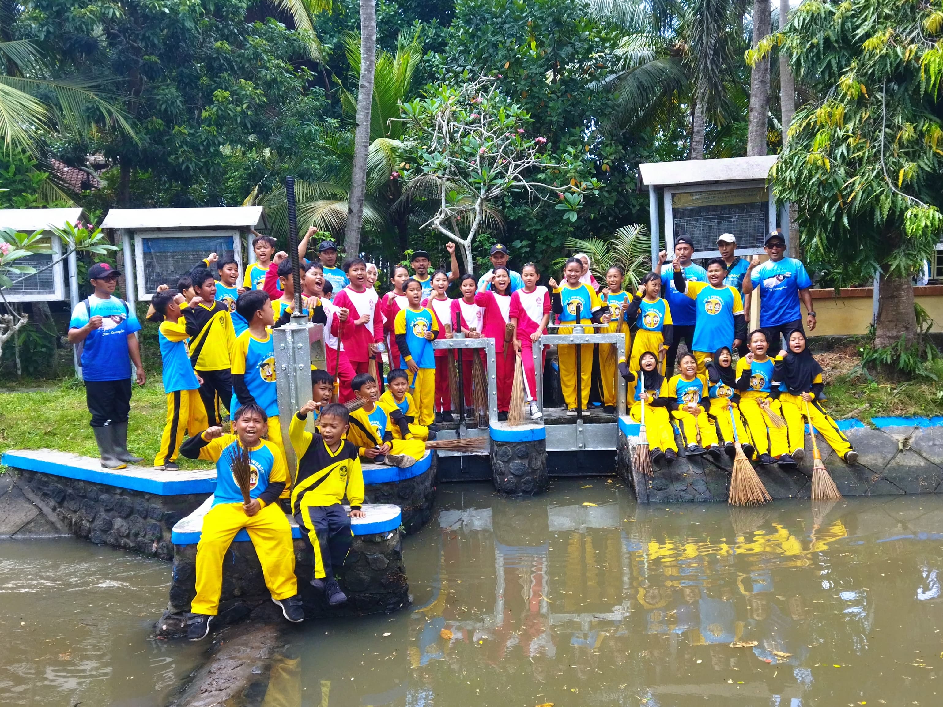 SEMANGAT: Siswa dan guru SDN 3 Purwoasri didampingi Korsda Tegaldlimo usai membersihkan sungai Rabu (23/10).