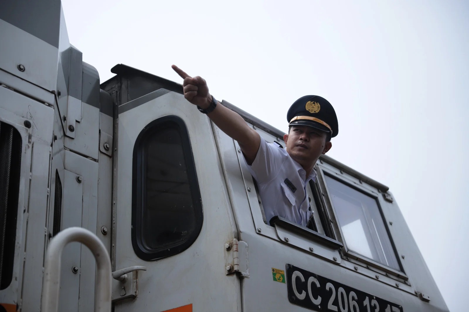 Masinis melakukan tunjuk sebut saat melihat isyarat semboyan dalam dinasannya.