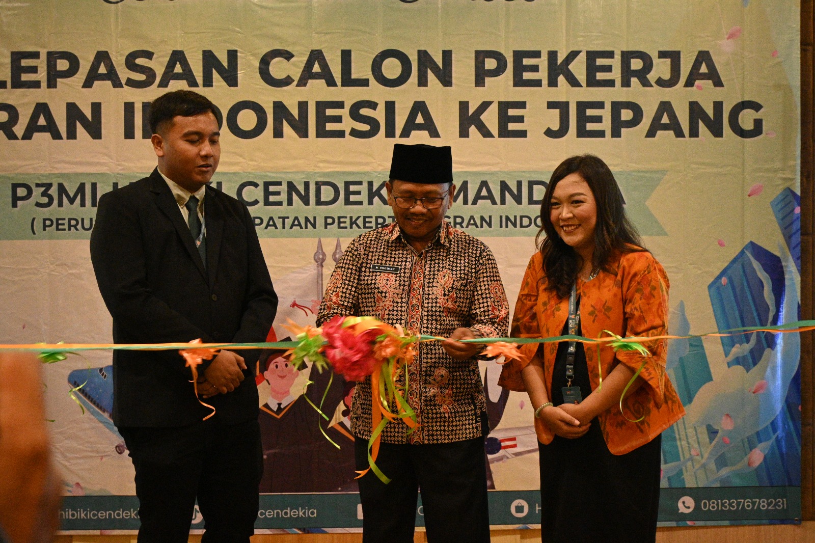 Plt Bupati Sugirah didampingi Direktur PT Hibiki Cendekia Mandala Lilis Susanti dan Komisaris I Gede Arya Mandala Putra melakukan potong pita pelepasan CPMI ke Jepang, Jumat (25/10).
