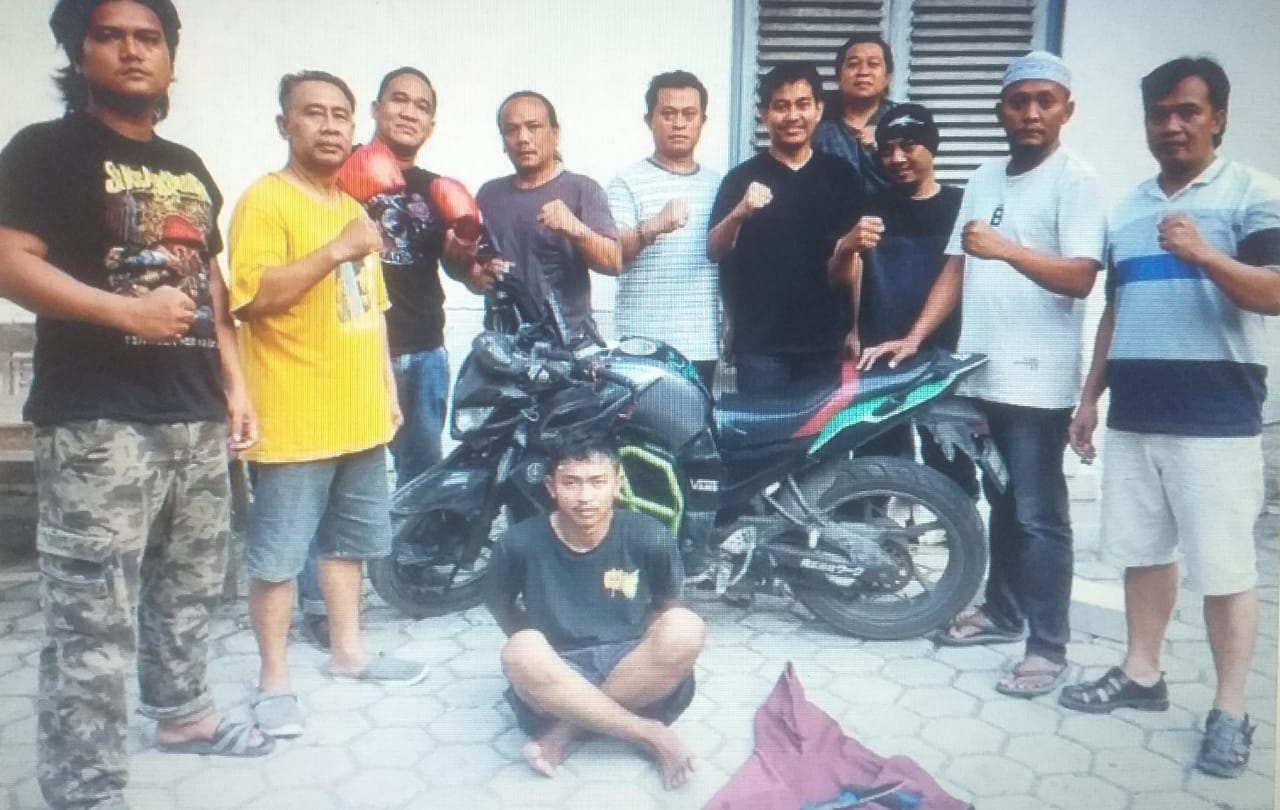 DIAMANKAN: Pelaku usai ditangkap polisi usai menghabisi santriwati di Kendal