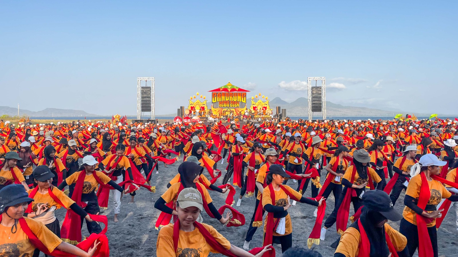 KOLOSAL: Penari Gandrung Sewu mengikuti gladi bersih di Pantai Marina Boom, kemarin (25/10). Puncak acara Gandrung Sewu akan digelar Sabtu hari ini (26/10) pukul 13.00 WIB.