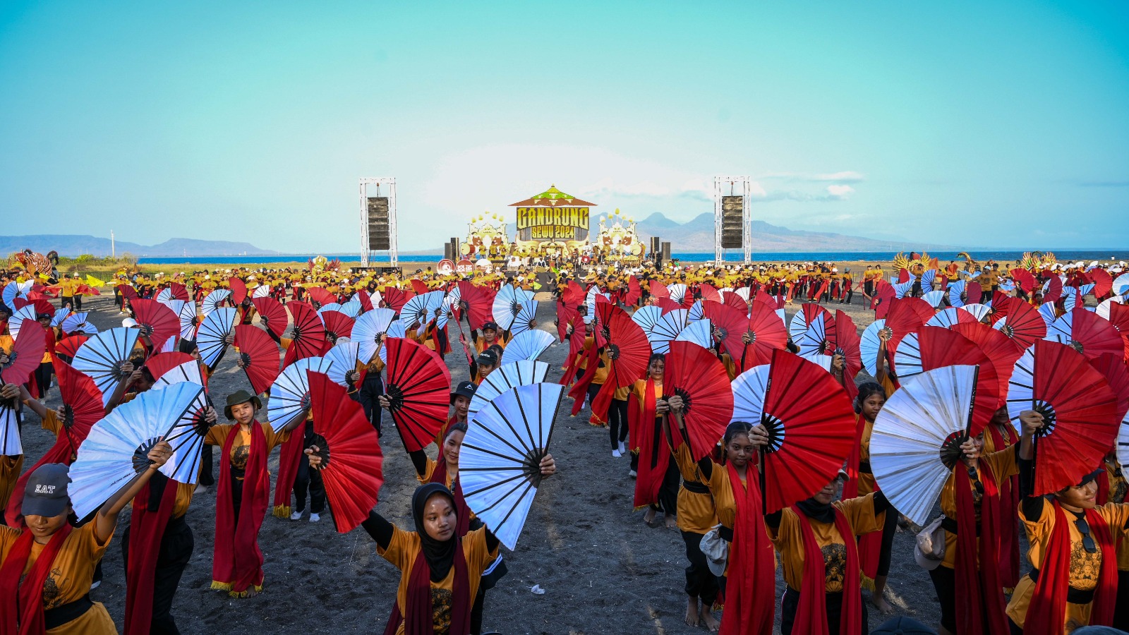 KOLOSAL: Penari Gandrung Sewu mengikuti gladi bersih di Pantai Marina Boom, kemarin (25/10). Puncak acara Gandrung Sewu akan digelar hari ini pukul 13.00.
