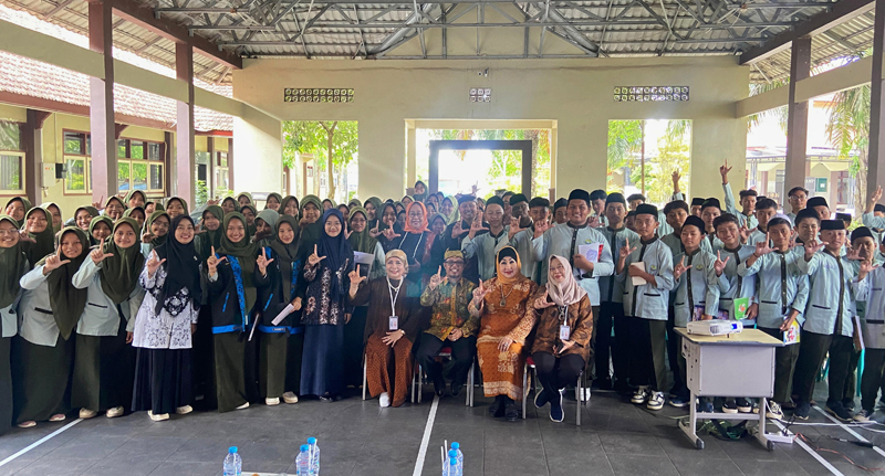 SASTRA: Kepala SMP Buma H Imamuddin MPd.I (duduk dua dari kiri) bersama narasumber Jambore Sastra Asia Tenggara dan siswa SMP Buma yang menunjukkan pose L (Literasi) Jumat (25/10).
