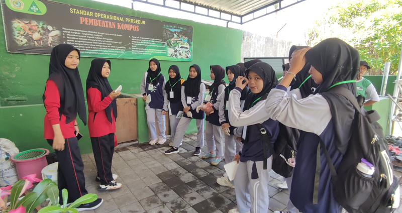 EDUKATIF: Siswa SMP Buma Genteng mendapat materi pengolahan sampah saat Studi Edukatif di Stikes Banyuwangi pada Kamis (24/10).